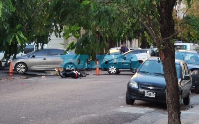 Chocaron una moto y un auto en 5 y 45: una mujer policía herida y caos de tránsito en el Centro