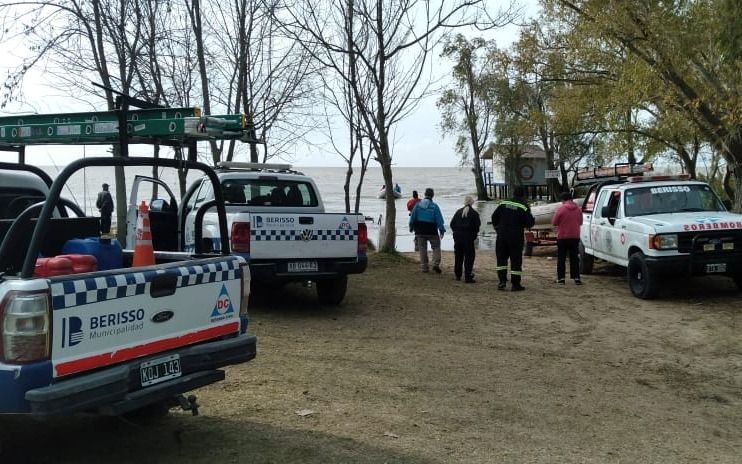 Dramático rescate de un kayakista que quedó a la deriva y no podía volver a la costa del Río de la Plata