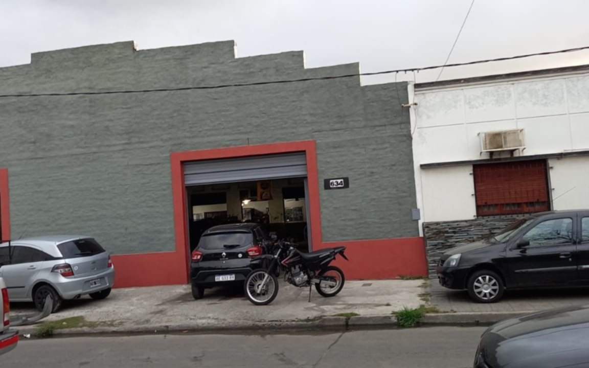 "Estacioná donde quieras" versión Ensenada: autos "dueños" de las veredas