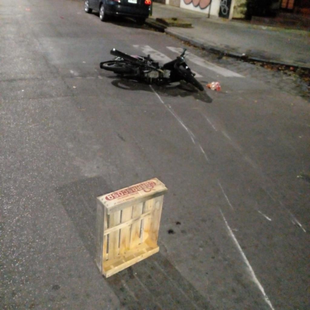 Violenta colisión entre una moto y una EcoSport en 5 y 45