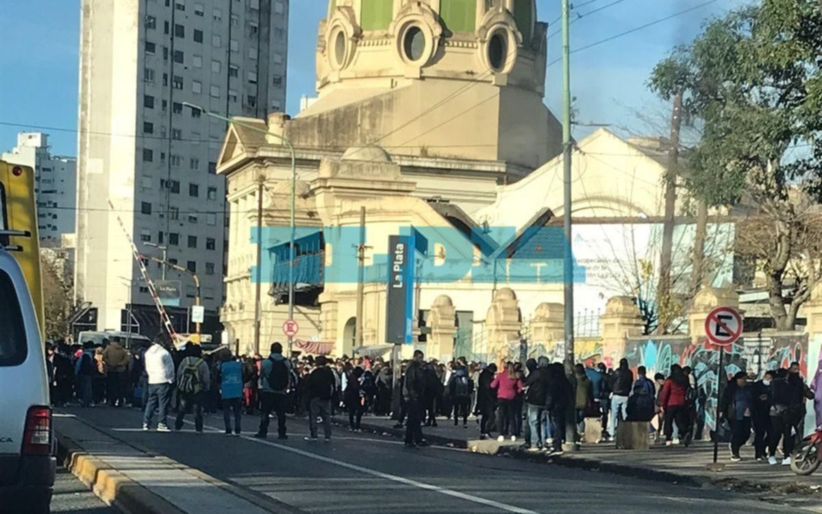 Caos vial en la Autopista y la Estación por manifestantes que van a la Marcha Federal