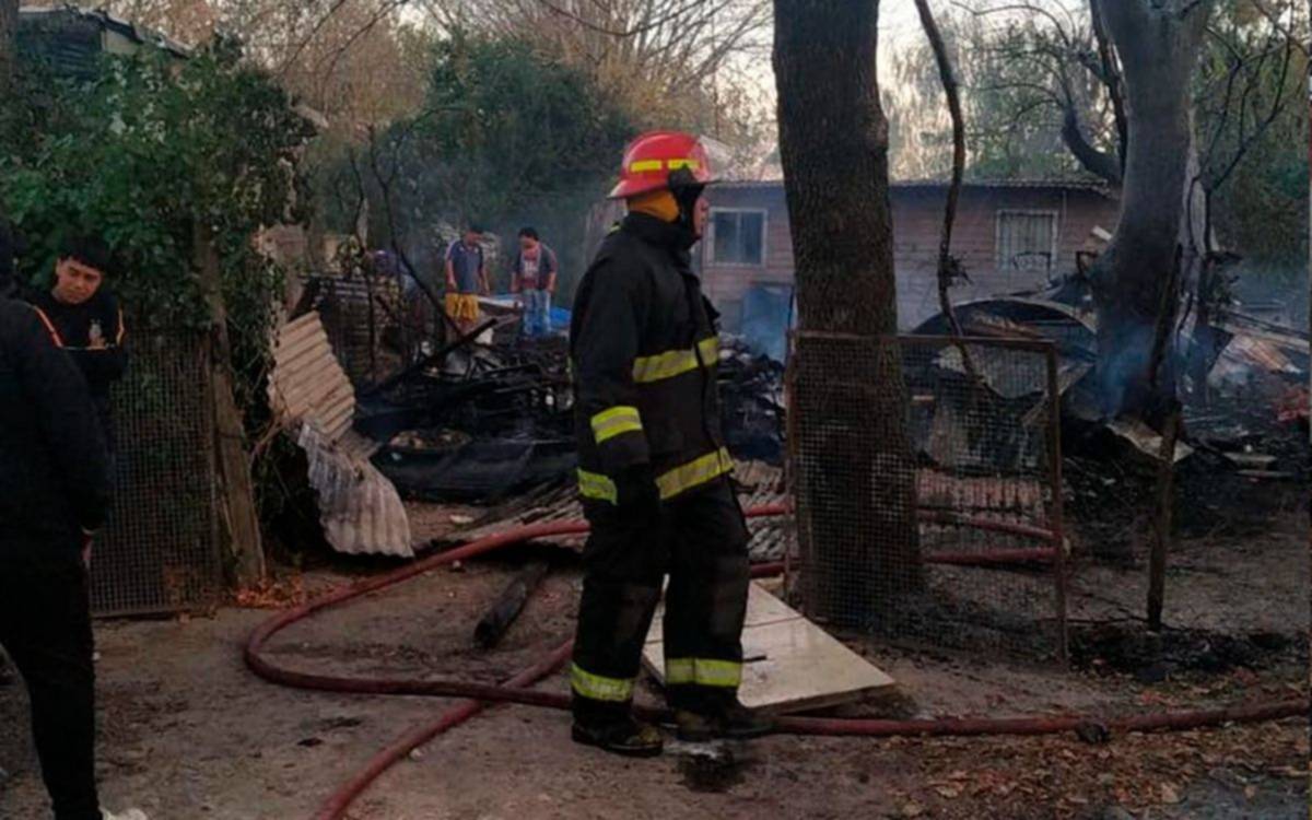 Voraz incendio en la Región dejó a tres familias en la calle: cómo colaborar