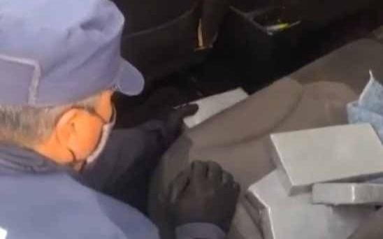 Autopista: hallan 10 paquetes de cocaína en un auto