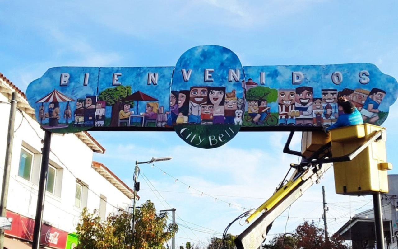 Artistas restauraron el cartel del ingreso a City Bell