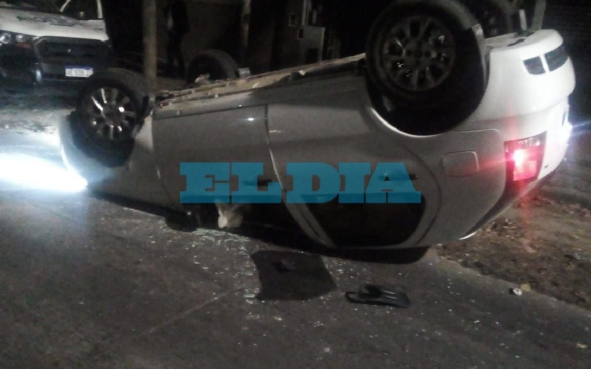 Un vuelco en plena madrugada causó preocupación y revuelo en un barrio platense