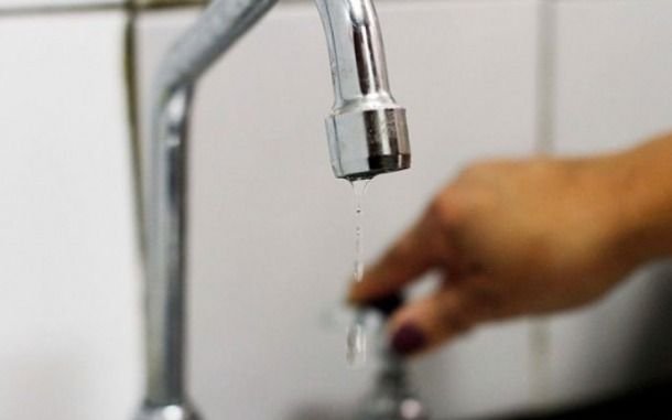 "Sale sólo un hilo": rabia en los vecinos de Romero tras las denuncias por falta de agua