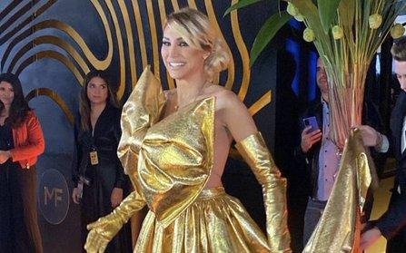 Vicky Xipolitakis y un vestido dorado, ideal para la ocasión