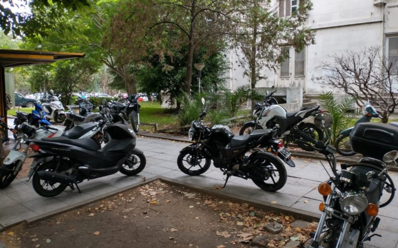El estacioná donde quieras también llegó a las motos en la Ciudad