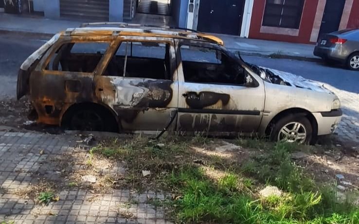 En ruinas: un auto incendiado a metros de la ex Casa Cuna