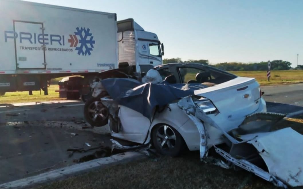Tragedia en la Ruta 19: una familia entera perdió la vida al chocar contra un camión