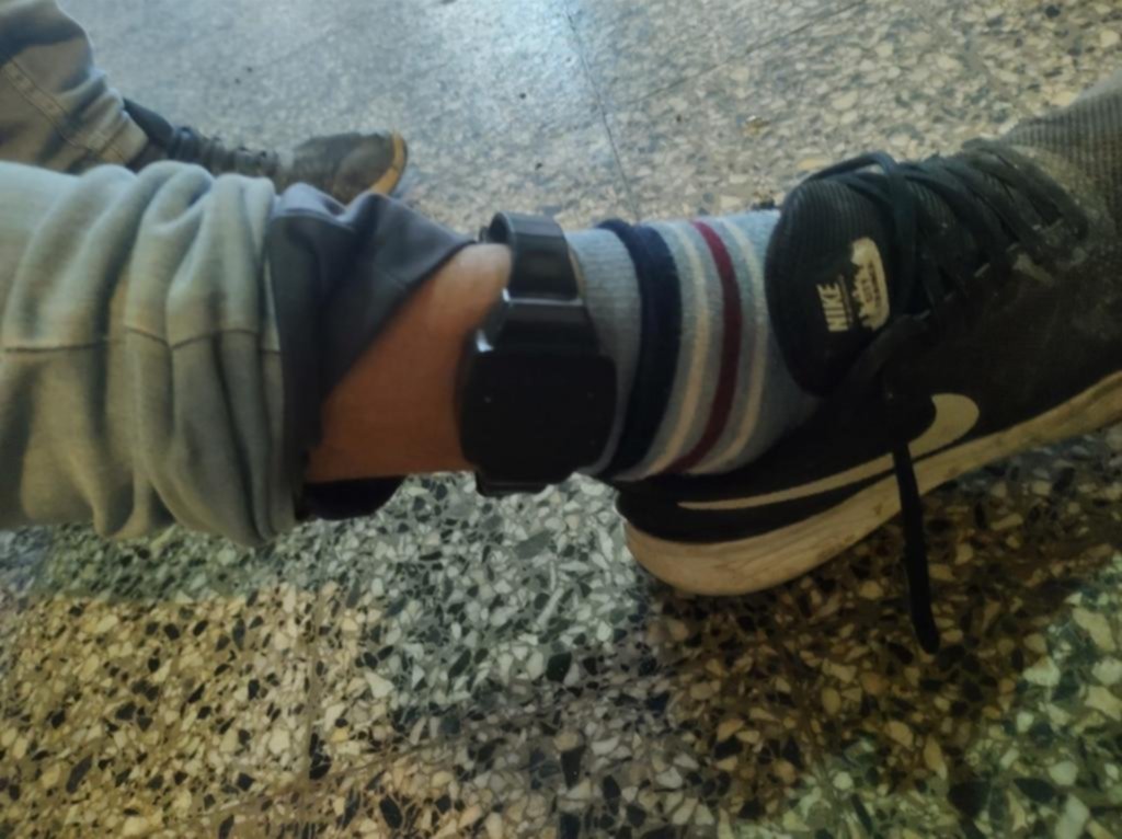 Con tobillera y armado, se puso violento en la casa