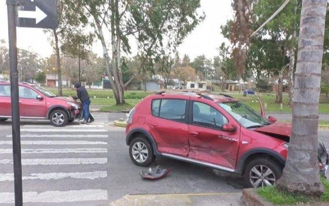 Insólito choque entre autos “mellizos” en Berisso