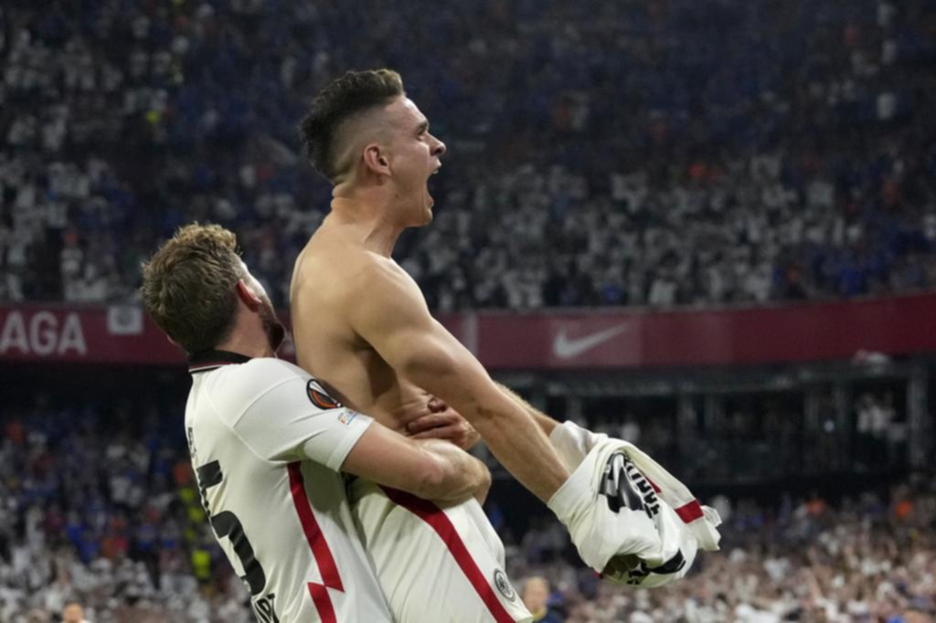 Santos Borré fue el héroe de la consagración del Frankfurt