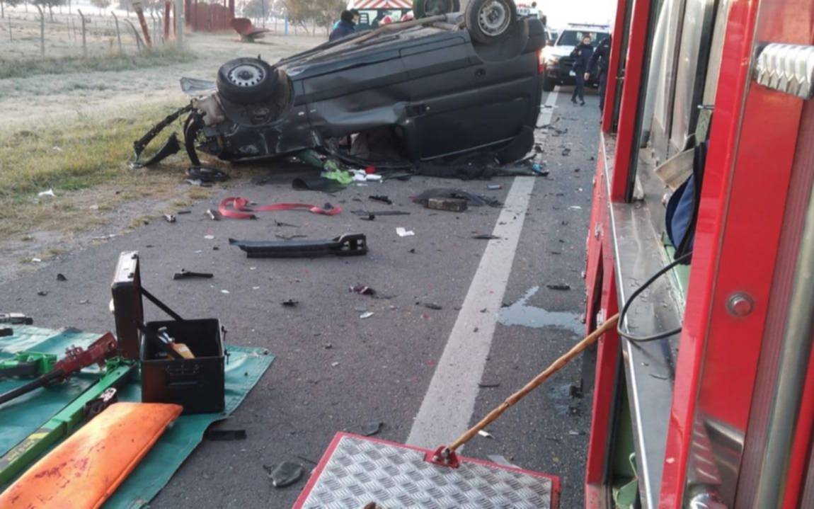 Tremendo vuelco de una camioneta en la ruta 2 a la altura de La Plata: murió el conductor
