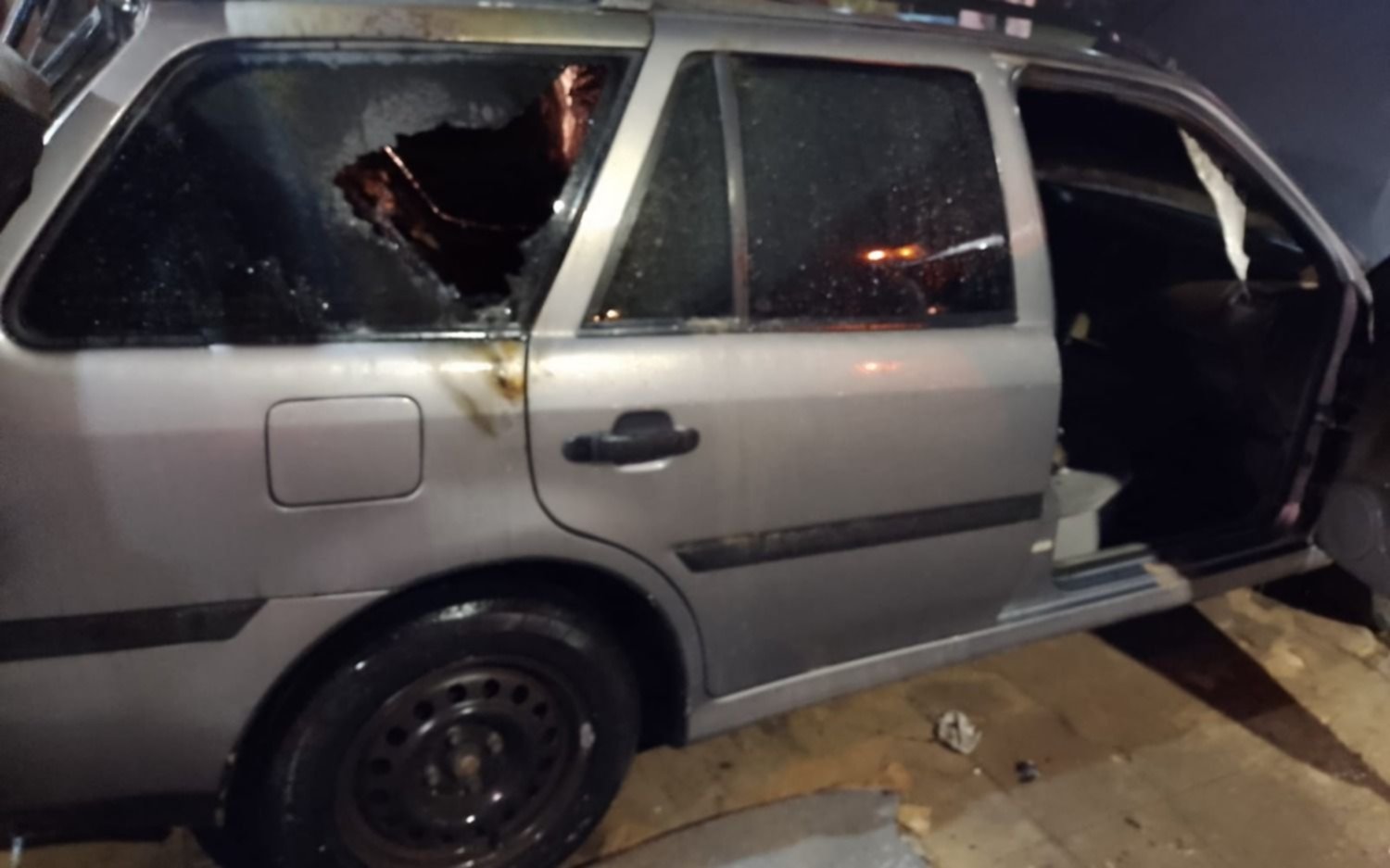 Quema coches en Villa Argüello: un auto fue incendiado y destrozado frente a la comisaría