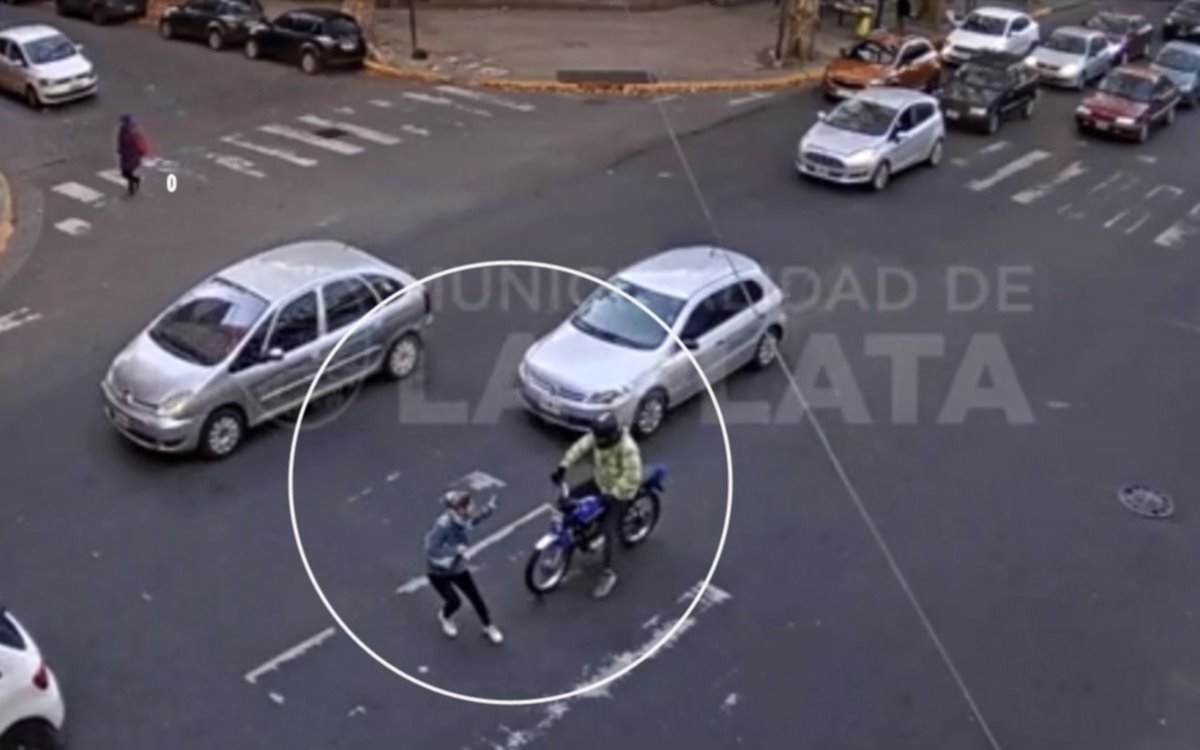 VIDEO.- Brutal Choque De Un Motociclista A Una Mujer En 1 Y 57: Huyó Y ...