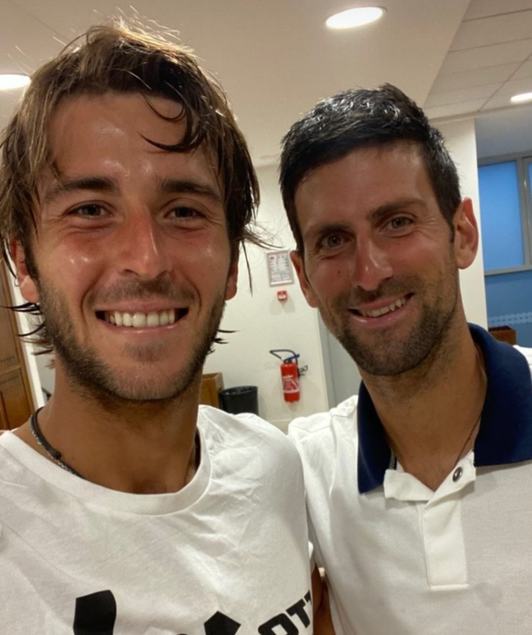 El platense Etcheverry con el número Uno del tenis, Novak Djokovic