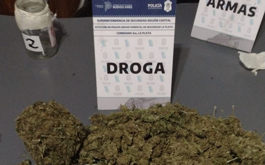 La Plata: lo denuncian por violencia de género y lo atrapan con casi un kilo de marihuana