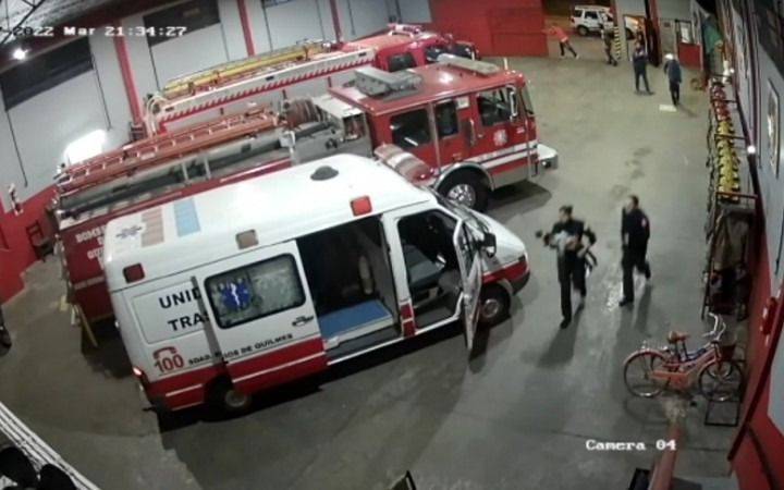 Bomberos de Quilmes le salvan la vida a una beba de dos años
