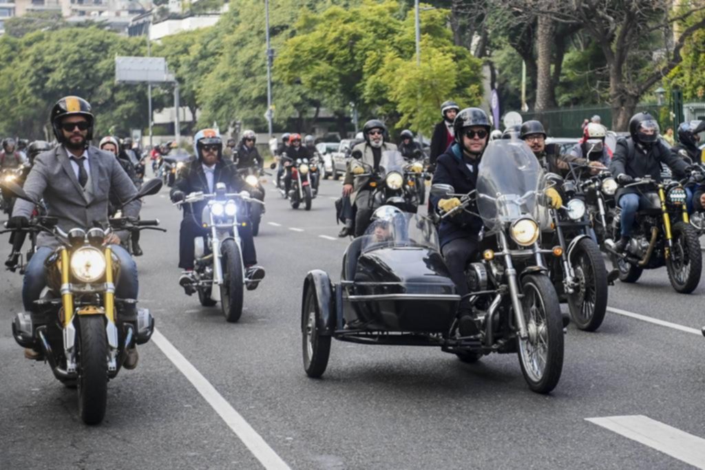 Las motos clásicas y de época salieron a pasear por las calles porteñas