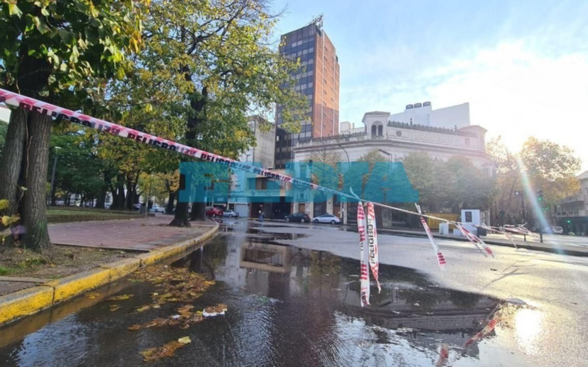 Por una filtración: se formó un río, cortaron el tránsito y hubo caos vial en plaza San Martín 