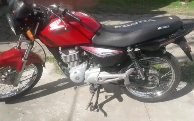 Se hicieron pasar por "compradores", engañaron al vendedor y le robaron la moto en Ensenada