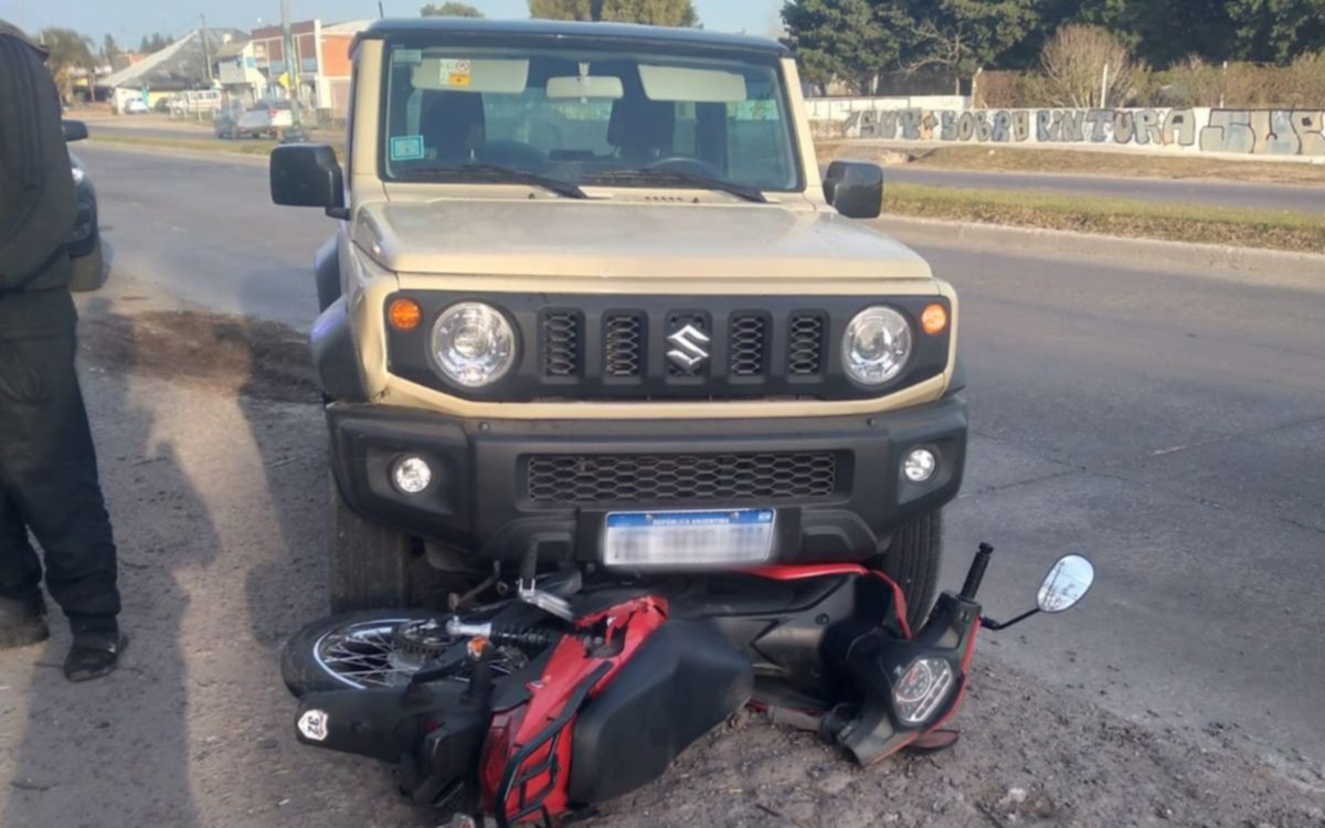 Otro accidente fuerte en la 520: camioneta Suzuki arrastró a una moto