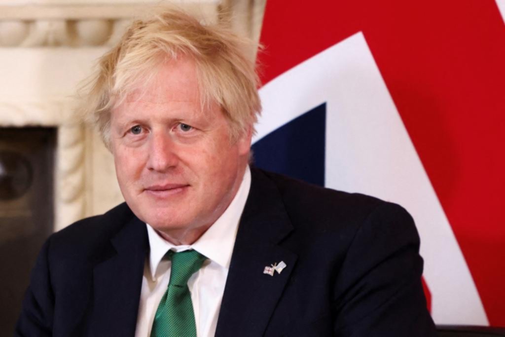 Nuevas fotos muestran a Boris Johnson brindando en una fiesta en pandemia