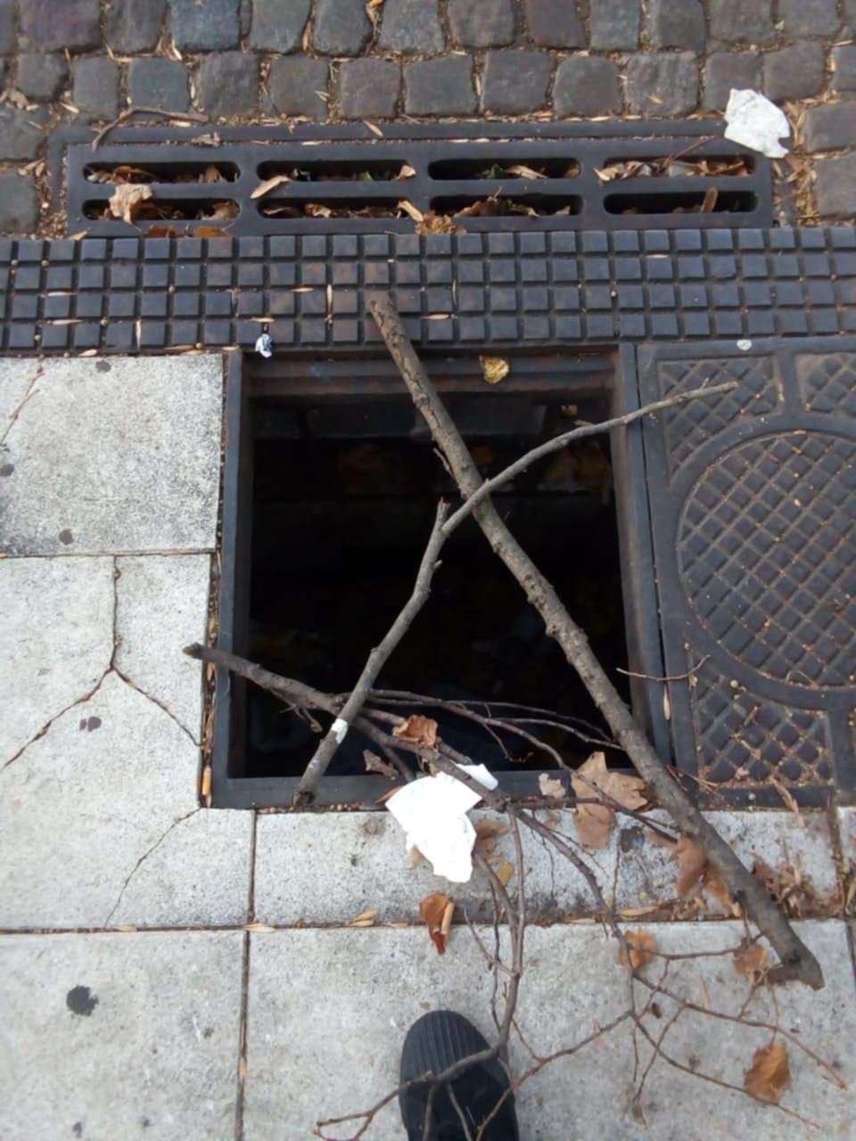 Un pozo sin tapa desvela a los vecinos de 7 y 33