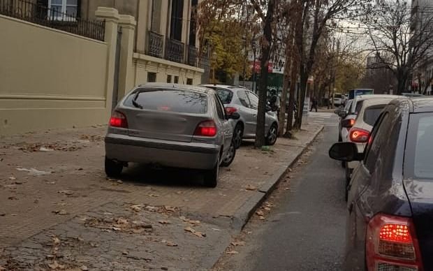 "Estacioná donde quieras": debilidad por veredas y ochavas