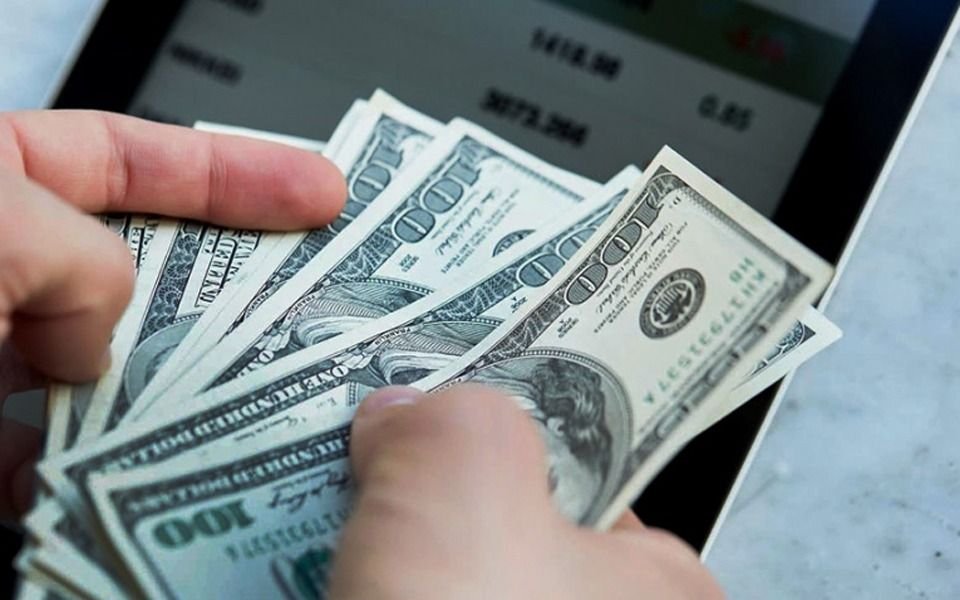 El dólar volvió a subir y cerró a 208 pesos