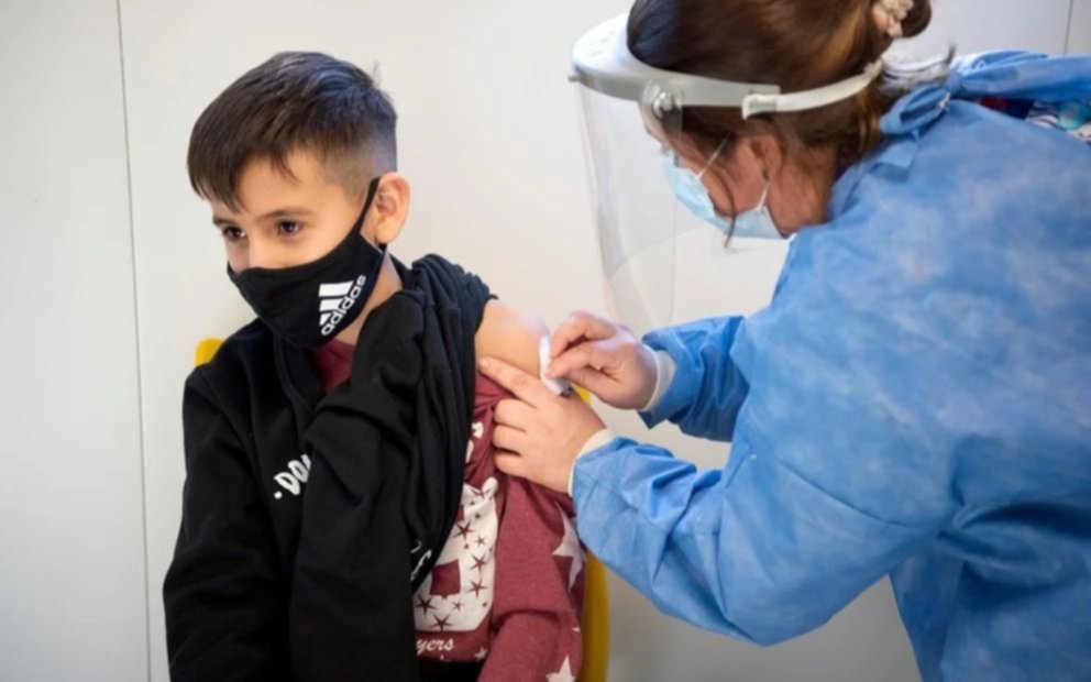 COVID-19: iniciarán la vacunación de refuerzo a niños de entre 5 y 11 años