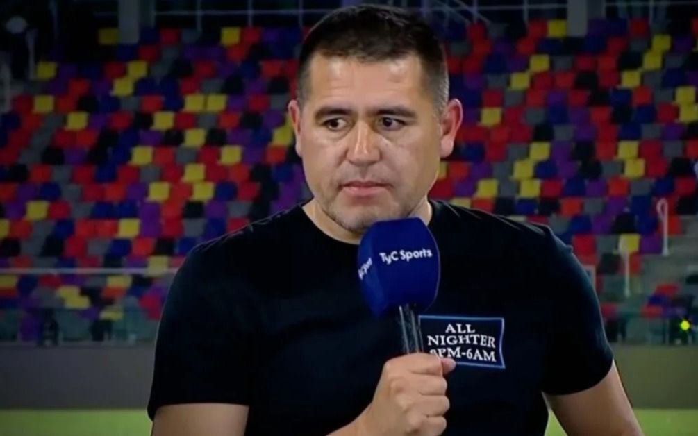 Vale oro: venden a 50 dólares, la remera de cábala que usa Riquelme en los partidos claves
