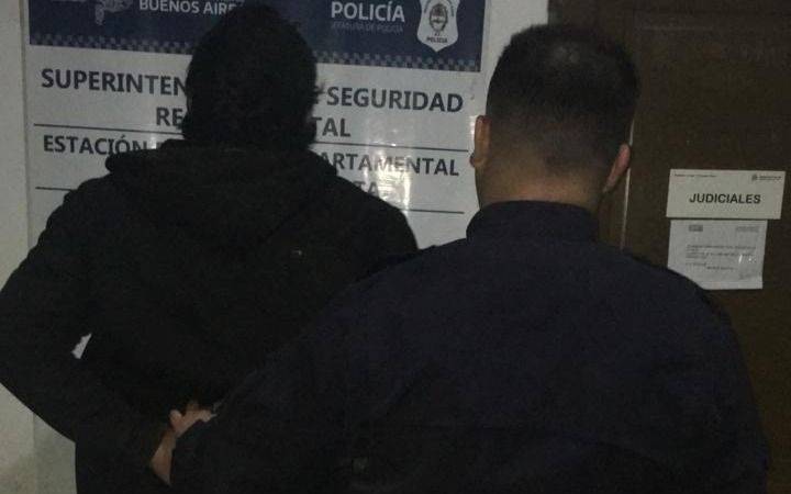 Discutió con un amigo y lo golpeó con una botella en su rostro: terminó detenido