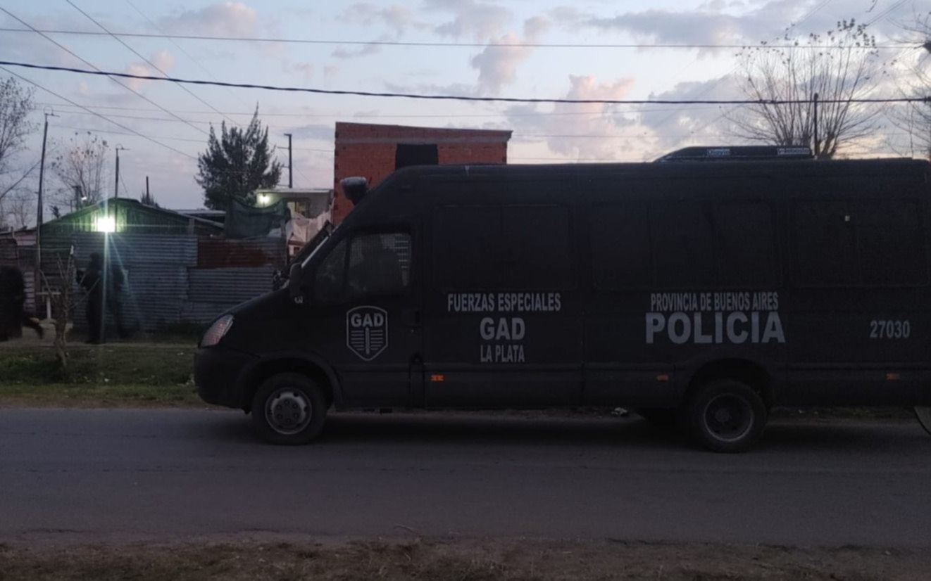 Romero: motochorro golpeó en la cara a una joven que esperaba el micro para robarle la mochila