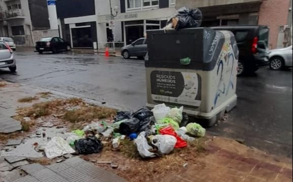 Reclaman nuevos contenedores en la zona de 4 y 55 debido al desborde de basura
