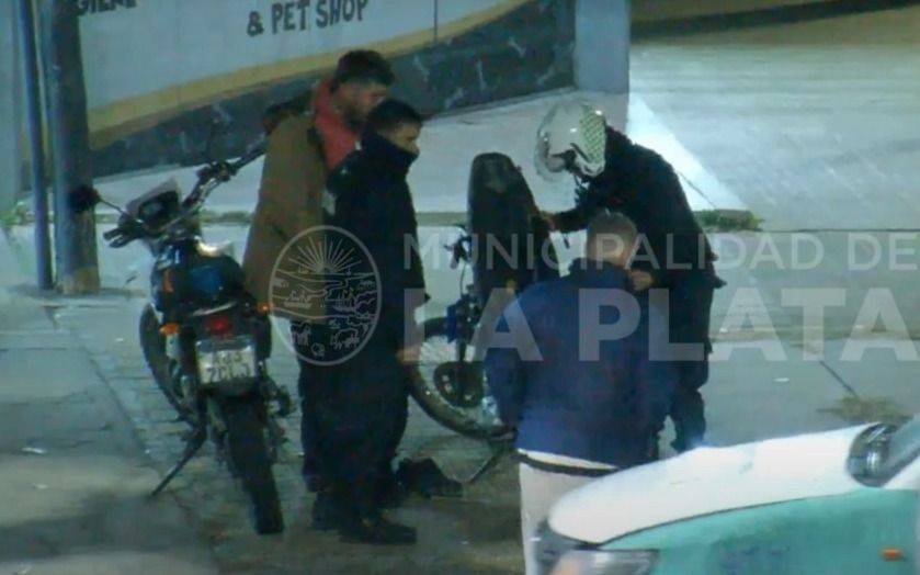 Circulaba en moto sin papeles por 20 y 32: descubrieron que tenía pedido de captura