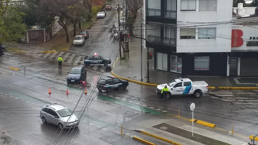 Choque entre un auto y una motocicleta en la esquina de diagonal 73 y 20