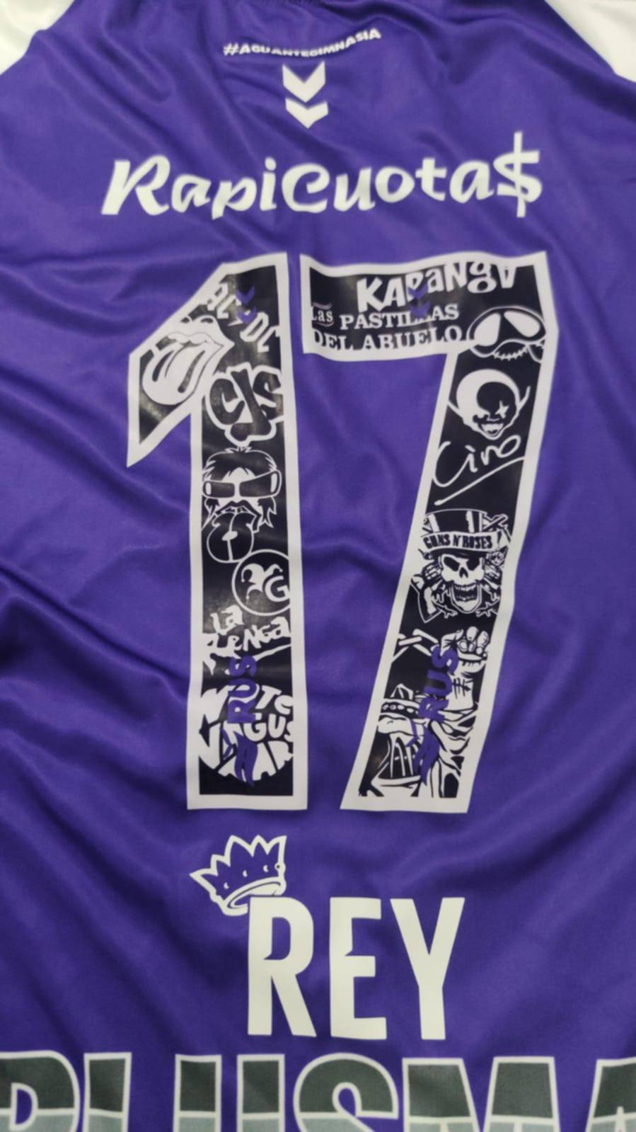 Rodrigo Rey, el arquero albiazul mostró su lado rockero en su camiseta