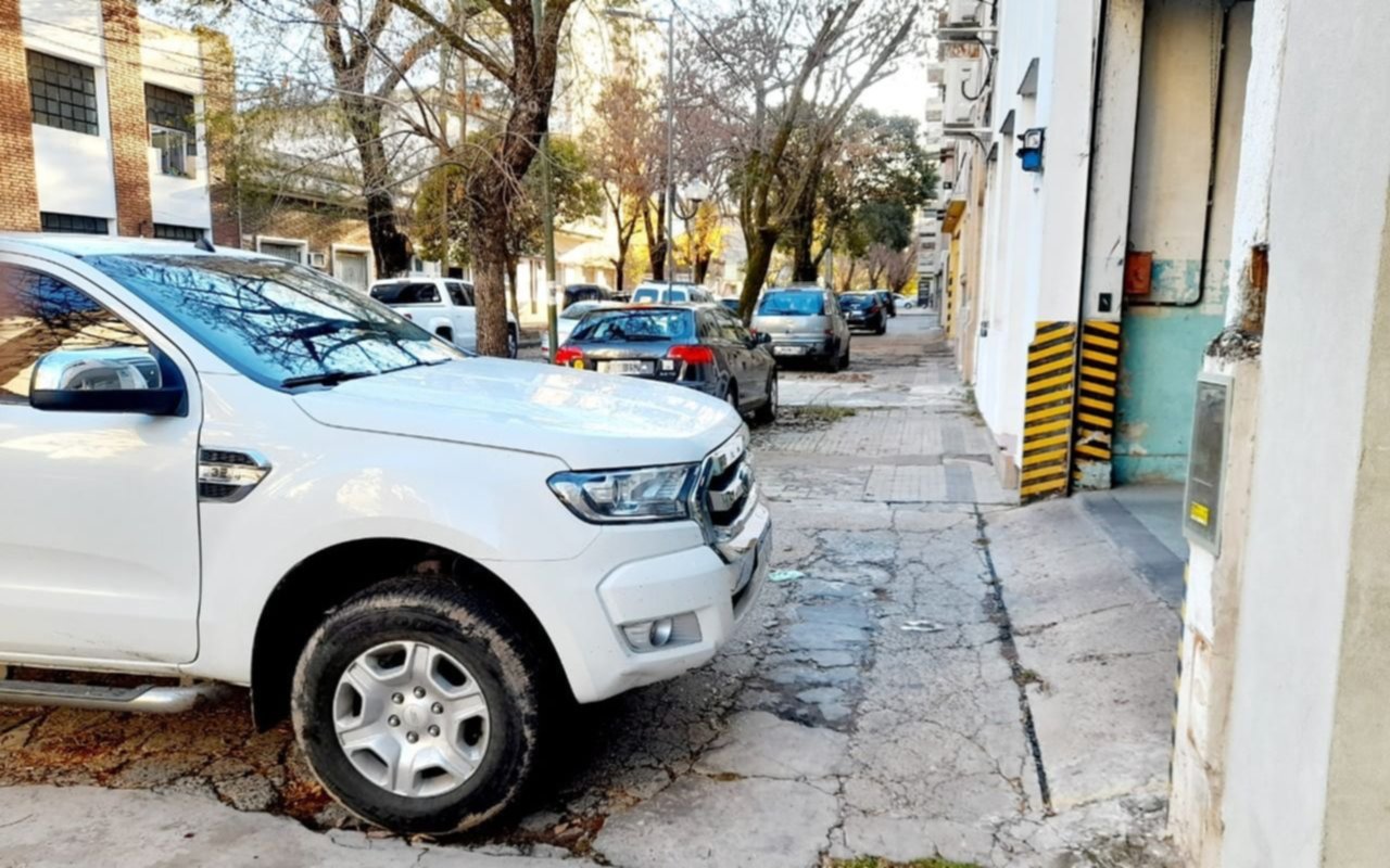 ¡El colmo! Observan autos estacionados en la vereda frente a Seguridad Vial