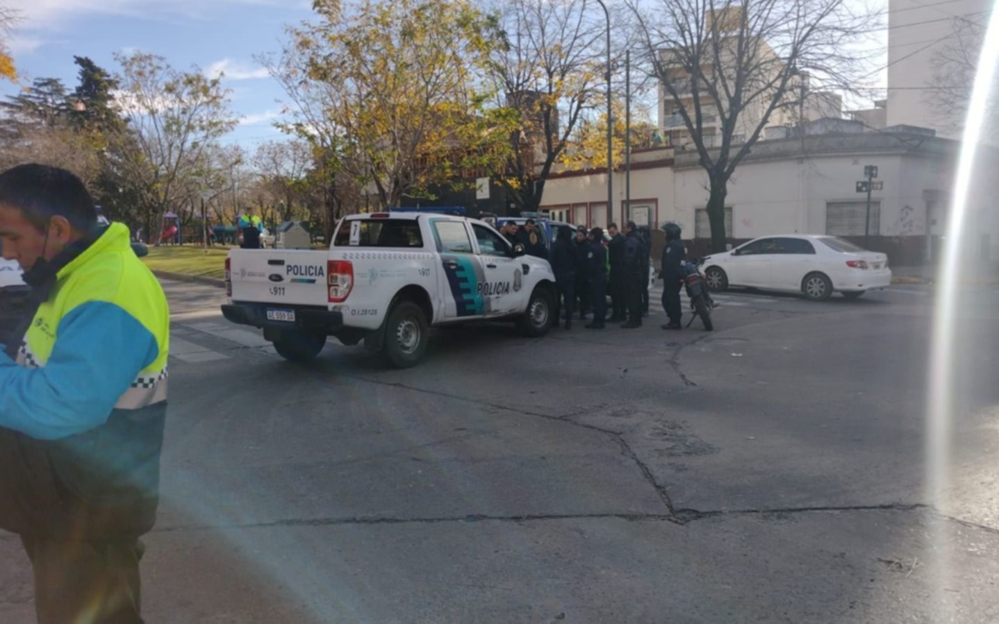 Un policía motorizado fue embestido en 19 y 45 por un auto y terminó herido
