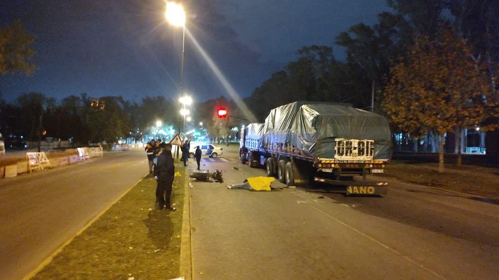 Choque entre un camión y una moto dejó un fallecido