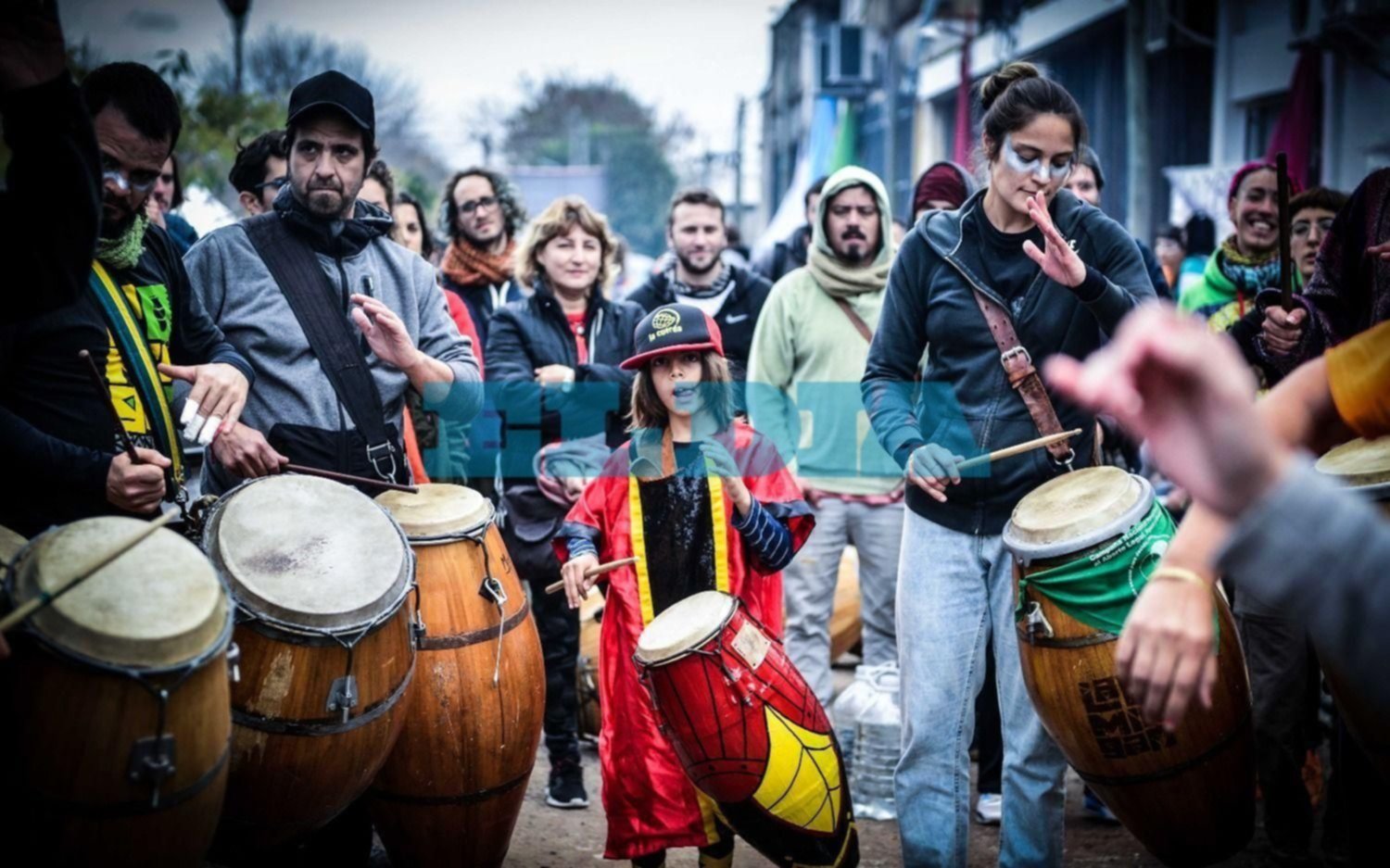 Fotos.- Un barrio de La Plata latió al ritmo de la tradicional "llamada" del candombe