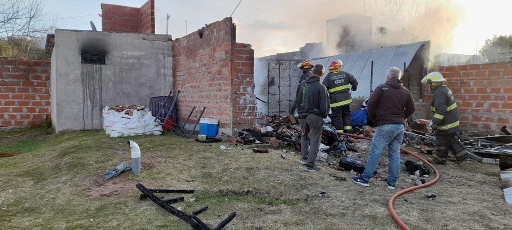 Un voraz incendio dejó sin hogar a una familia de Villa Elvira: daños totales