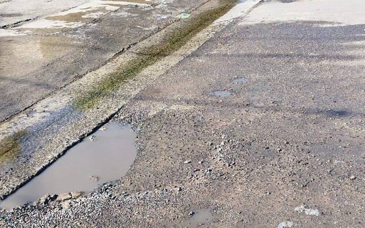 Vecinos de 34 y 139 advierten sobre el peligro de un pozo que está en nivel de abandono