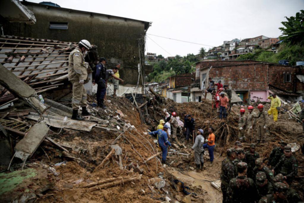 Al menos 79 muertos y buscan desaparecidos por las lluvias en Brasil