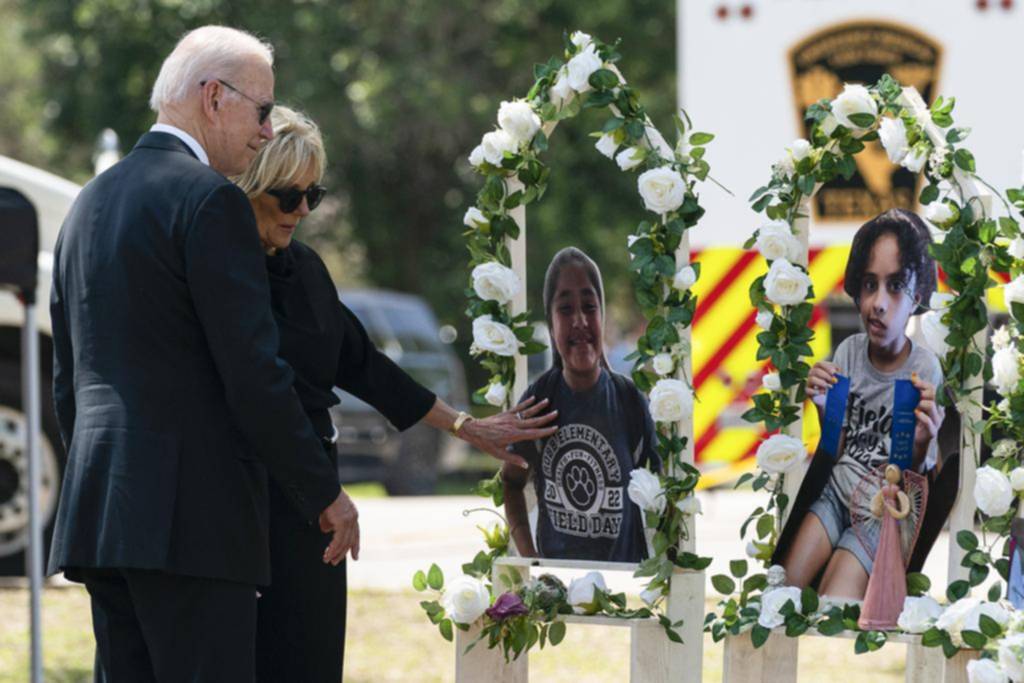 Flores y rezo de Biden por las víctimas de la masacre en una escuela de Texas