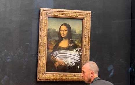 Atacaron con un tortazo a La Gioconda en el Louvre