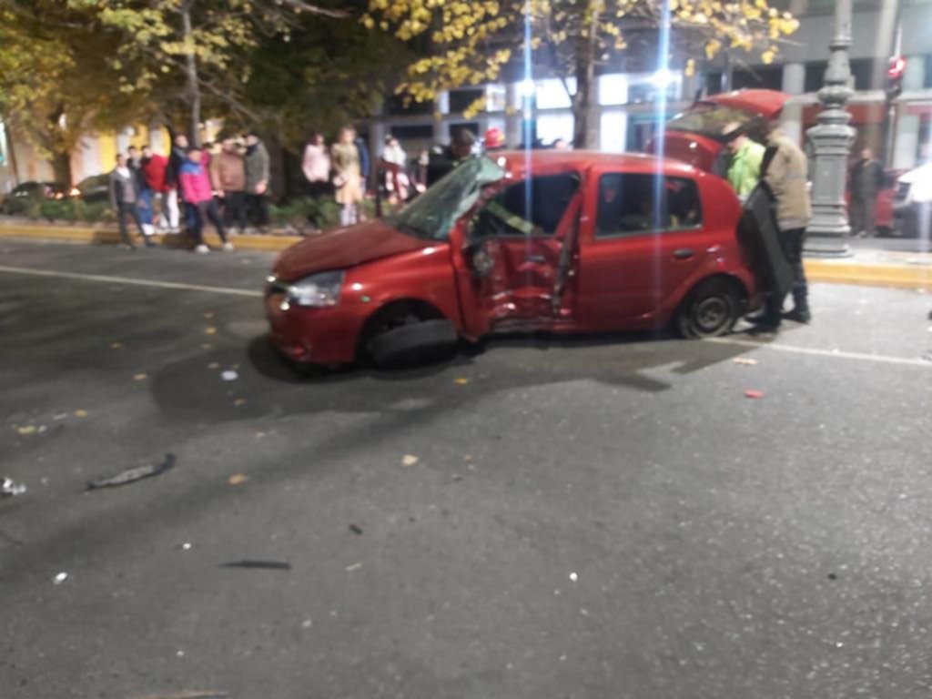 Dos autos chocaron y debieron intervenir los bomberos