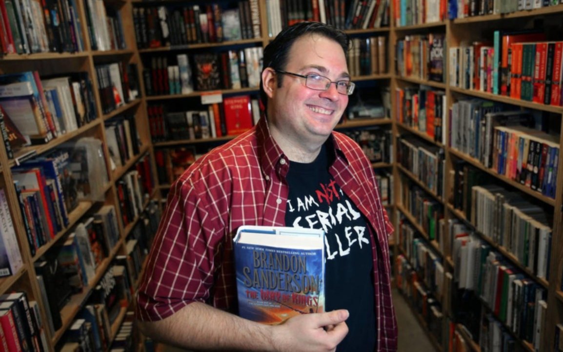 Superventas de la literatura fantástica: Brandon Sanderson recaudó más de 8 millones de dólares en un día